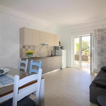 Apartment Sergio Fuer 5 Personen In Strandnaehe Porec